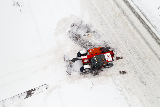 雪清算。拖拉机在大雪后清理道路。图片下载