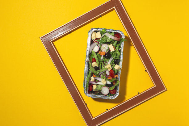 健康的素食主义者带走铝容器中的沙拉图片下载