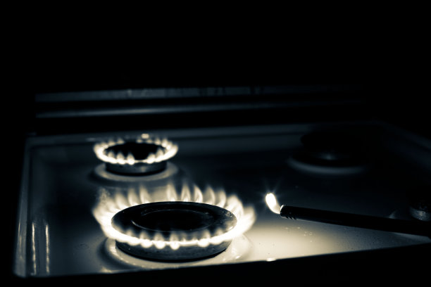 煤气燃烧器在夜间，模糊前景和背景与散景效果图片下载