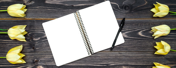 一束黄色的郁金香花在深色的木头背景上，复制空间。春季最小的概念。妇女节、母亲节、情人节、复活节、生日。平躺，俯视图图片下载