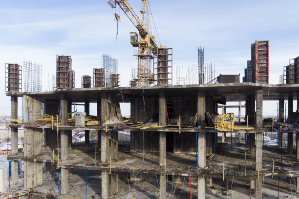 落日时分，一架无人机在空中拍摄的，正在建造单片填充物的单片房屋图片下载