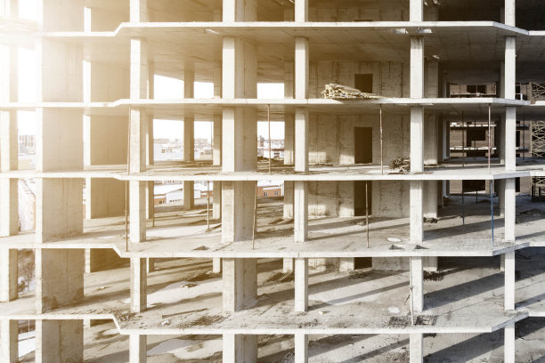 落日时分，一架无人机在空中拍摄的，正在建造单片填充物的单片房屋图片下载