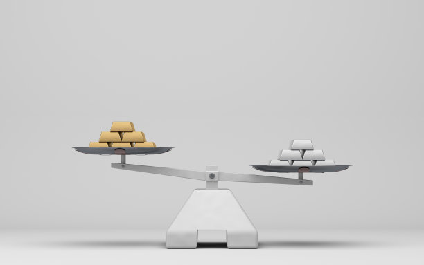 打磨过的鳞片上的金银条图片下载