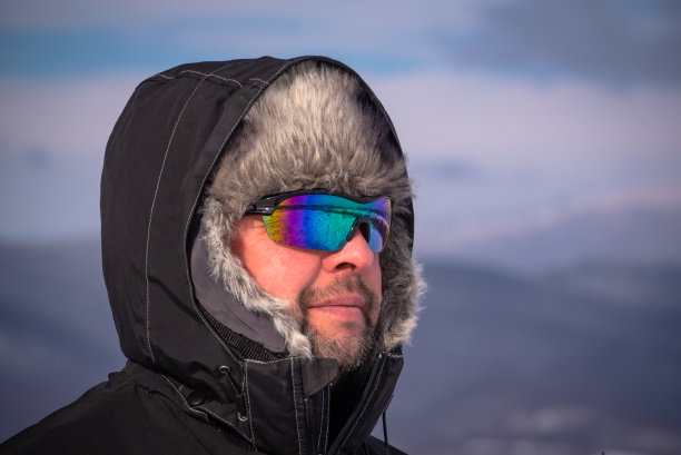 冬天山里的老人图片下载