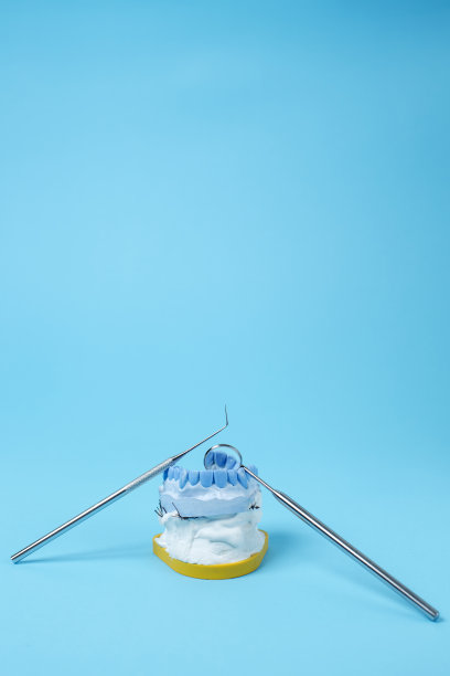 病人的假牙模型与牙科工具的护理图片下载