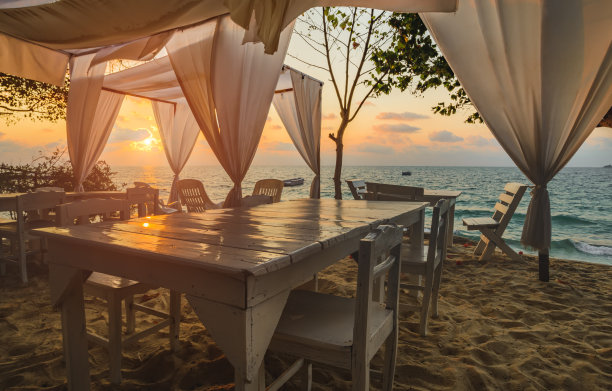 海边和海滩白色桌子和白色织物。图片下载