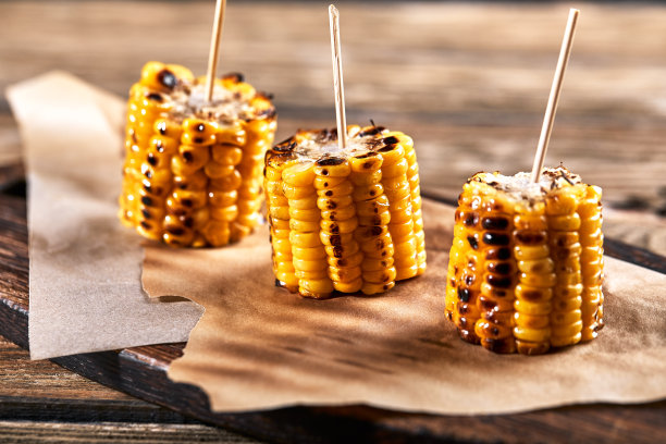 烤玉米配盐和香料图片下载