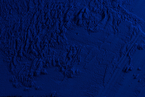 白色背景上的蓝色螺旋藻粉末纹理。藻青蛋白提取。天然超级食品，素食，健康膳食补充。图片下载