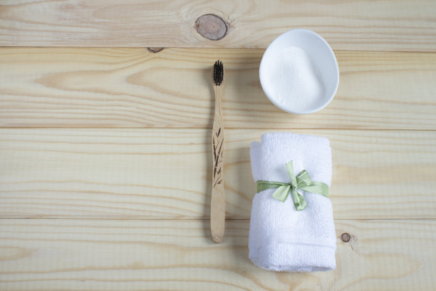 竹制牙刷，毛巾和牙粉，由天然材料制成，木质背景。环保材料理念，零浪费，原料天然。没有塑料。副本的空间。图片下载
