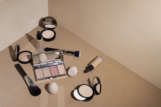 装饰化妆品为化妆，刷子和海绵为脸部在米色几何背景图片下载