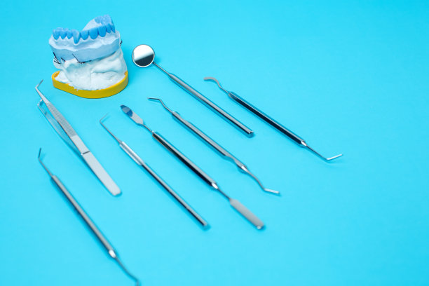 病人的假颌模型与许多牙科工具的护理图片下载