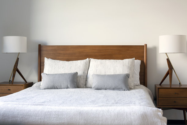 卧室里有床和枕头。图片下载