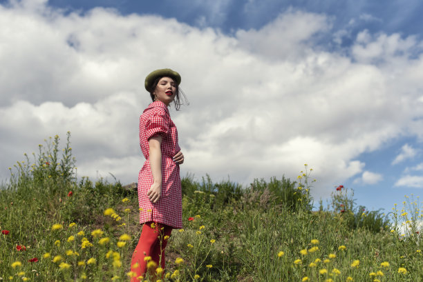 和一个女孩在夏天的花园里散步图片下载