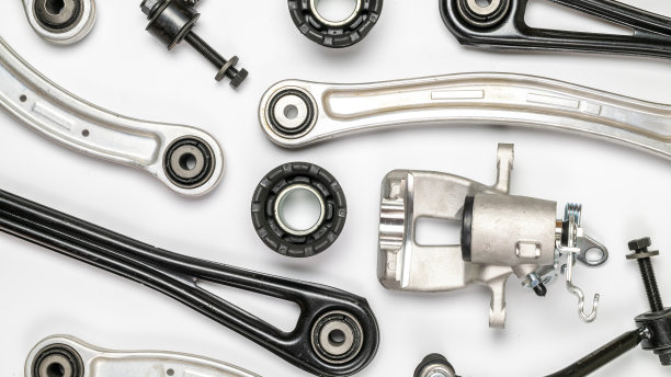 Sapre部分。白色背景上的汽车机械备件或汽车零件。一套新的金属汽车零件。带文本空间的维修和车辆服务。图片下载