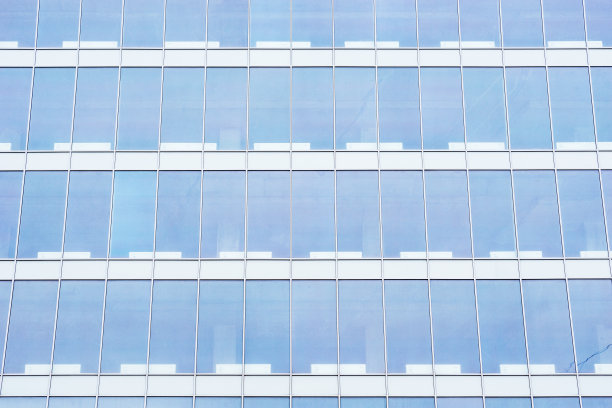 办公大楼位于商业城市中心。图片下载