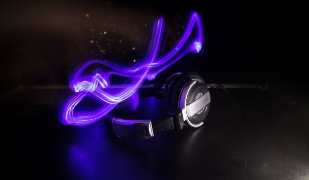 Dj音乐俱乐部概念。近距离耳机在黑暗背景与彩色的光。图片下载