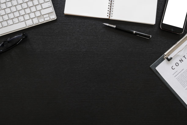 黑色办公桌子桌子与电脑，平板电脑，移动电话，和办公用品-桌面视图与拷贝空间图片下载