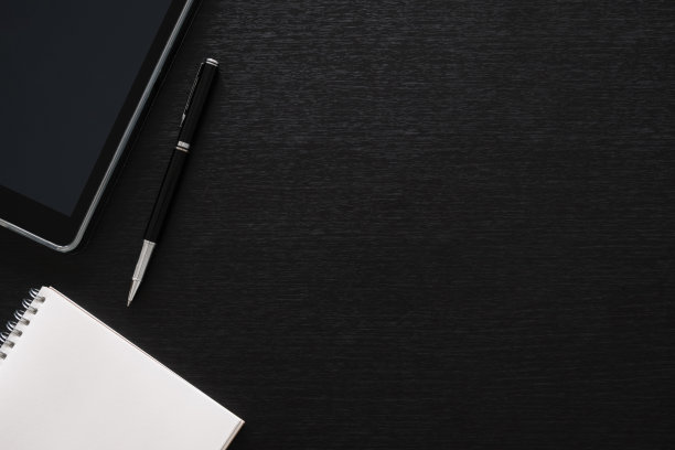 黑色办公桌子桌子与电脑，平板电脑，移动电话，和办公用品-桌面视图与拷贝空间图片下载