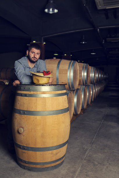 一个拿着酒桶的白人男人图片下载