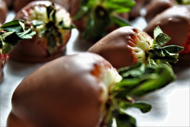 皇家免费照片-奇妙的食物背景-孤立的近距离甜蜜和美味的巧克力覆盖草莓最喜欢的糖果和水果款待-特别的糖果款待所爱的人-颓废的巧克力蘸草莓-最好的糖果背景图片下载