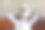 宇航员未来派的小女孩穿着白色制服，戴着头盔坐在沙发上图片下载