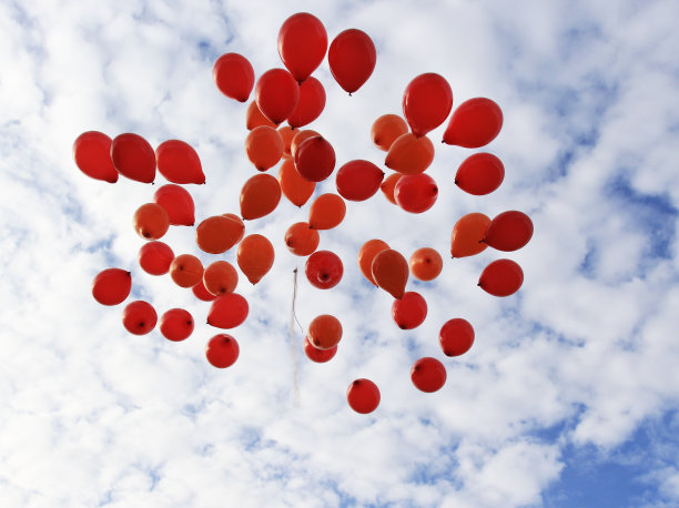 红色的气球在天空中飞翔图片下载