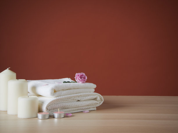 Spa组合与香薰蜡烛和玫瑰在木桌上图片下载
