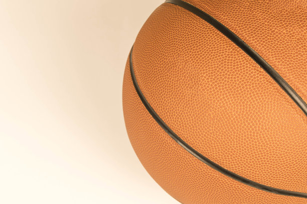 在灯光背景下的篮球。特写镜头。有选择性的重点。图片下载