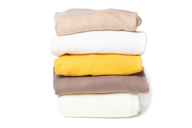 一堆彩色的衣服孤立在白色的背景近距离。图片下载