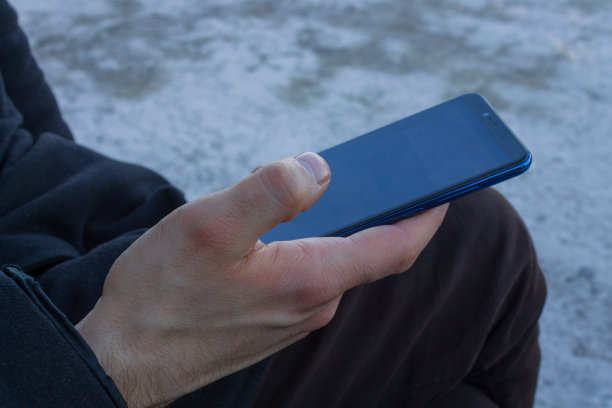 男人拿着智能手机图片下载