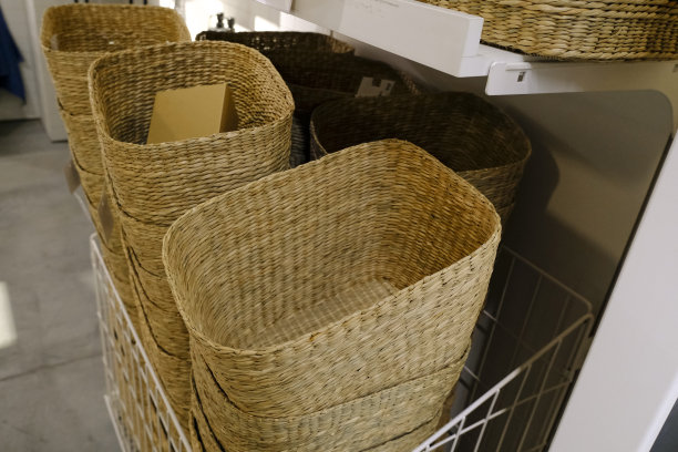 一排出售的草编篮。用于公寓空间整理的容器。家居装饰。室内设计图片下载