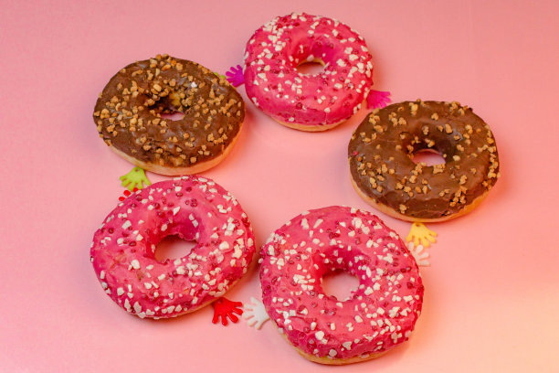 带有节日装饰的美国甜甜圈图片下载