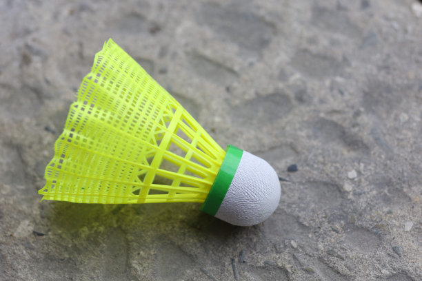 打羽毛球用的黄色褶边图片下载