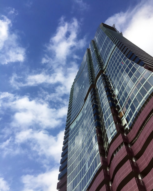 摩天大楼和多云的天空图片下载