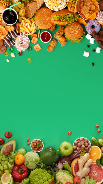 绿色背景下的快速健康食品比较。不健康的食物包括汉堡，酱汁，炸薯条和蔬菜，水果，有机食品相比图片下载