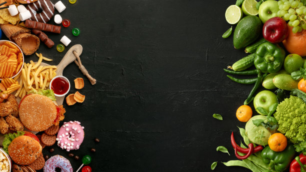 快速和健康的食物在黑色的石头背景比较。不健康的食物包括汉堡，酱汁，炸薯条和蔬菜，水果，有机食品相比图片下载