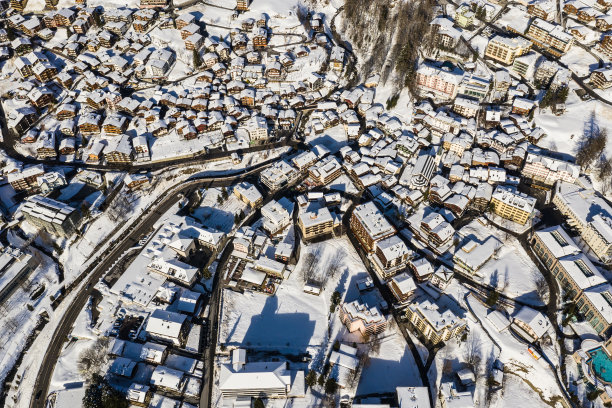 鸟瞰图的Leukerbad滑雪胜地和传统村庄在瓦莱州的阿尔卑斯山山，瑞士图片下载