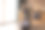慈爱的爸爸和兴奋的小女儿在家里玩耍图片下载