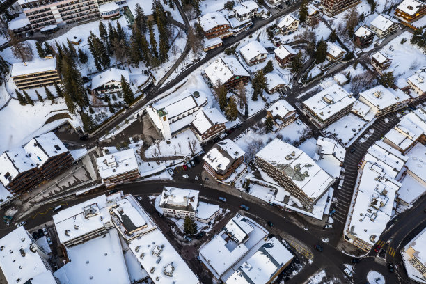 从上往下看，瑞士瓦莱的克兰斯-蒙大拿村庄，冬天的屋顶被雪覆盖图片下载
