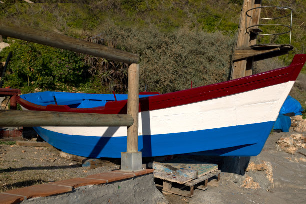 一艘五颜六色的西班牙渔船在西班牙的沙滩上图片下载