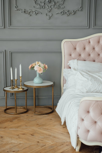 优雅的家居或酒店卧室内部，复印空间。豪华切斯特菲尔德床上的枕头，复古风格图片下载