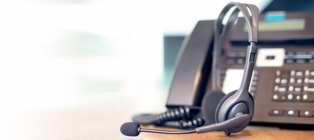 沟通支持，呼叫中心和客户服务帮助台。VOIP耳机用于客户服务支持(呼叫中心)的概念图片下载