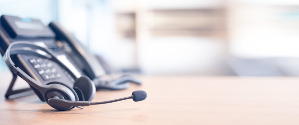 沟通支持，呼叫中心和客户服务帮助台。VOIP耳机用于客户服务支持(呼叫中心)的概念图片下载