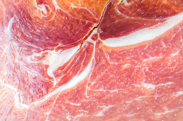 红肉质地特写照片。意大利熏火腿或火腿。生火腿。猪肉的背景。图片下载