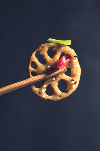 莲藕，或人参，或根与香料，辣椒，老抽用筷子翻炒图片下载