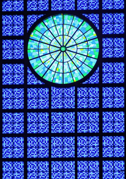 蓝色调的教堂彩色大玻璃图片下载