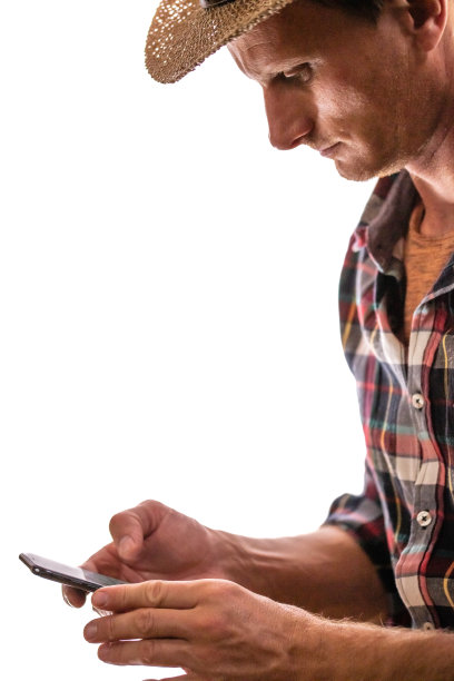 男人用手机发短信图片下载