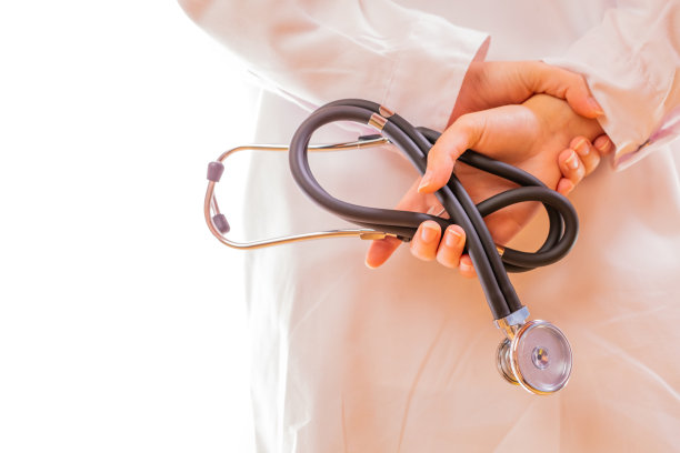 医生背后拿着听诊器素材图片