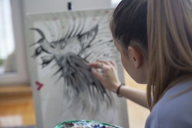 美丽的女子艺术家在家绘画图片下载