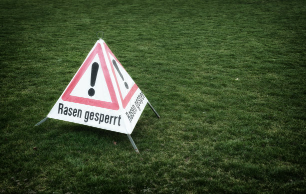 用德语写着“草坪关闭”的警告标志图片下载